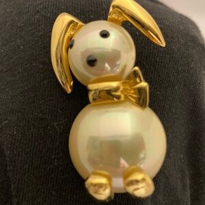 Carolee Creamy Pearl Bunny Rabbit Brooch vintage 80's Pin Easter